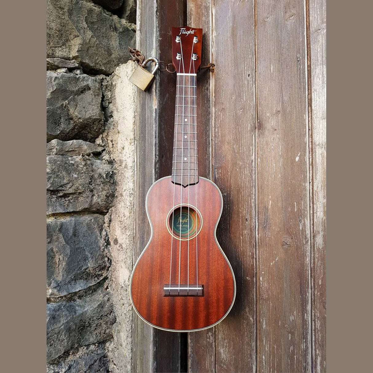 Flight MUS-2 Solid Mahogany Soprano Ukulele met Solid Mahogany Body, Gotoh Friction Tuners en Aquila Super Nylgut Snaren
