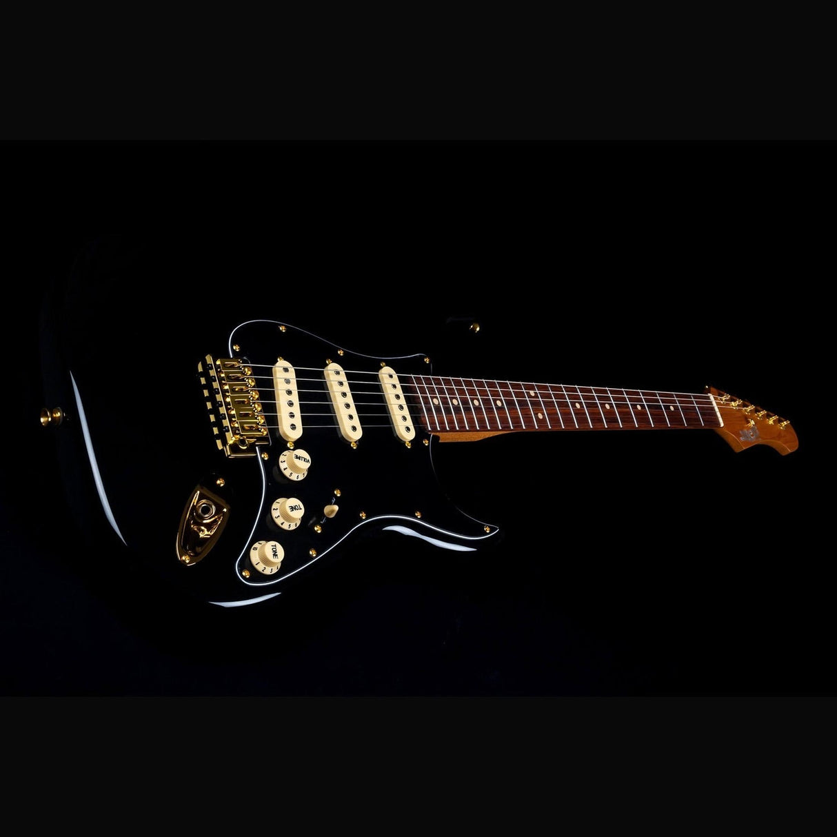 JET JS-380 BK G S-style Elektrische Gitaar SSS Alnico V Tremolo Goud Hardware Rosewood Toets Zwart