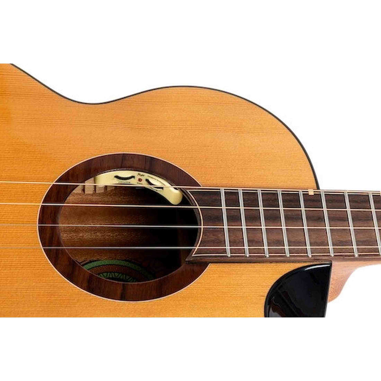 Flight Lily Baritone EQ-A Elektrisch-Akoestische Baritone Ukulele met Solid Cedar Top, Mango Body en Stalen Snaren
