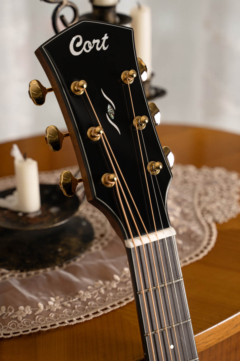 Cort Gold-DC6 – Massief Mahonie, Torrefied Sitka & Fishman Flex Blend