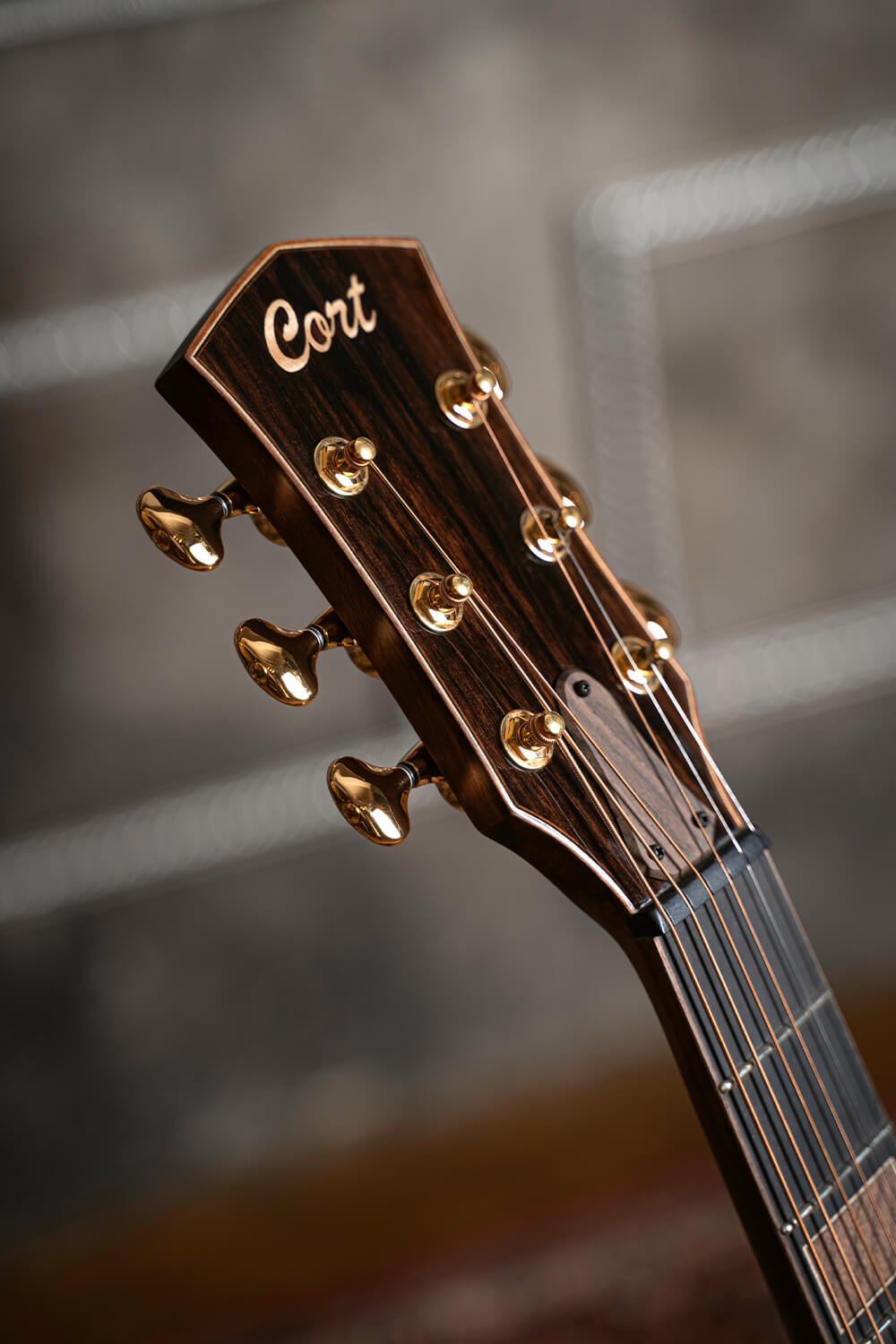Cort Modern Black Masterpiece – Massieve Europese Spar, Mahonie & Dual Sound Ports