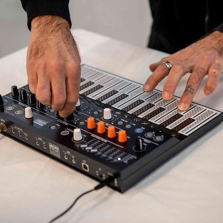Arturia MicroFreak – synthesizer met 25 touch-toetsen, parafonie, mod matrix en Plaits-engine