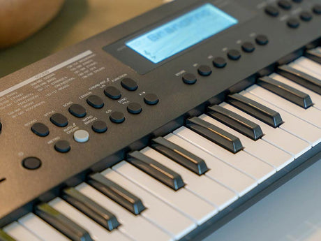 Medeli MK49/BK Nebula Series keyboard set, 49 aanslaggevoelige mini-toetsen, Auto Chord, 2 x 2,5 watt, inclusief standaard en kruk