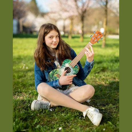 Flight AUC-33 Jungle Concert Ukulele met Spruce Top, Sapele Body en Aquila Nylgut Snaren