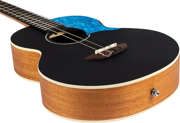 Flight Iris Baritone BK Ukulele met Solid Spruce Top, Mahogany Body en Zwarte Afwerking