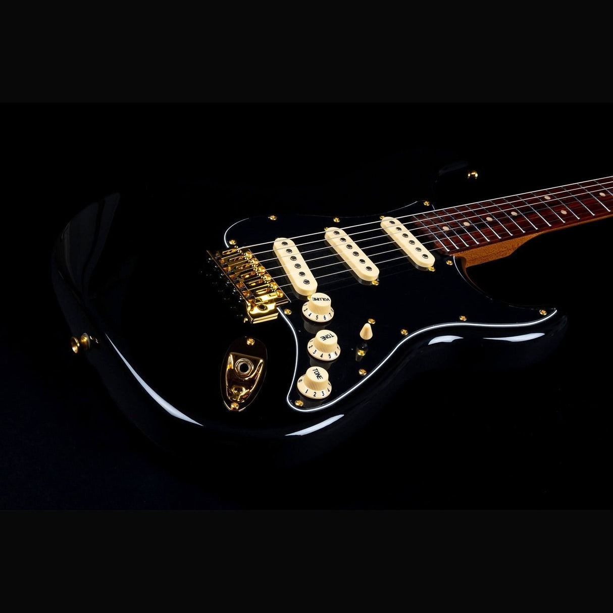 JET JS-380 BK G S-style Elektrische Gitaar SSS Alnico V Tremolo Goud Hardware Rosewood Toets Zwart
