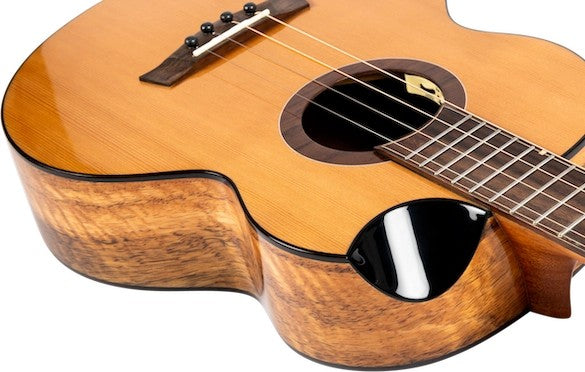 Flight Lily Baritone EQ-A Elektrisch-Akoestische Baritone Ukulele met Solid Cedar Top, Mango Body en Stalen Snaren
