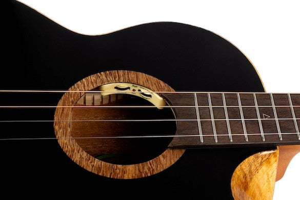 Flight Nora Baritone EQ-A Elektrisch-Akoestische Baritone Ukulele met Solid Sitka Spruce Top, Mahogany Body en Stalen Snaren